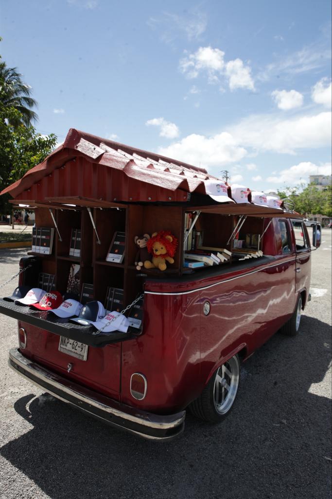 Fernández Noroña presenta el 'Noroñabús'; venderá libros en su recorrido por México - noronabus