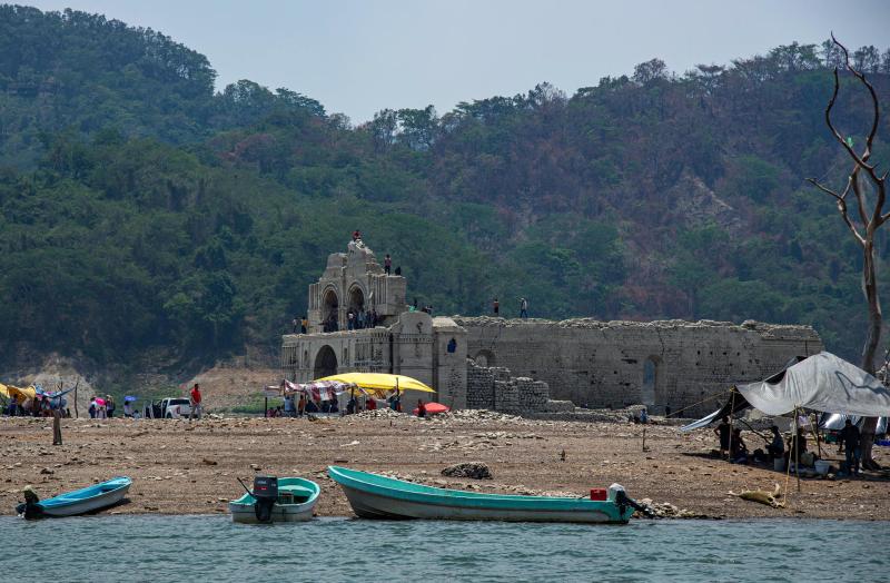 Sequía y ola de calor dejan al descubierto un templo sumergido en Chiapas - tecpatan-chiapas-iglesia-presa-malpaso-2-1024x671