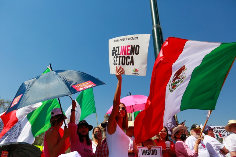 Suprema Corte ratifica suspensión contra la segunda parte del 'Plan B' de la Reforma Electoral - politicos-exfuncionarios-y-activistas-levantan-la-voz-en-defensa-del-ine-1024x683