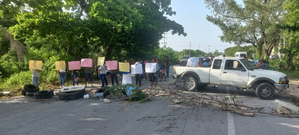 DÓNDE ESTAS CFE || Bloquean carretera habitantes de Mahahual y Xcalak por falta de luz