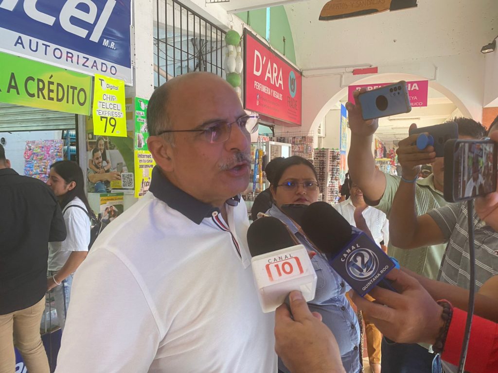 PIDIÓ PERMISO, PERO ADÁN NO LLEGÓ: Arriba Secretario de Ayuntamiento de Tulum a mítin en Chetumal