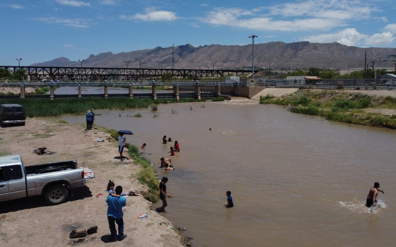 El calor orilla a familias mexicanas a bañarse en el río Bravo - migrantes-en-mexico1-1024x639