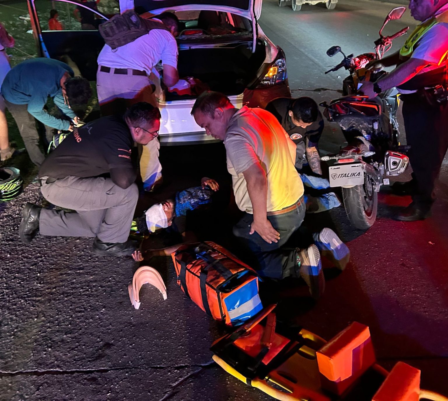 Gravemente lesionado queda motociclista al chocar por alcance