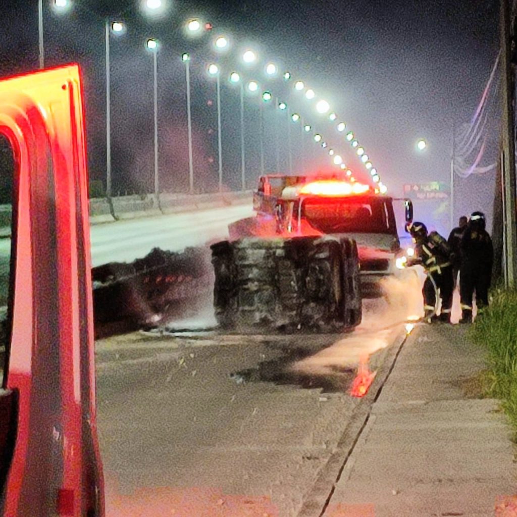 Se vuelca y se incendia en el puente vehicular de Puerto Aventuras