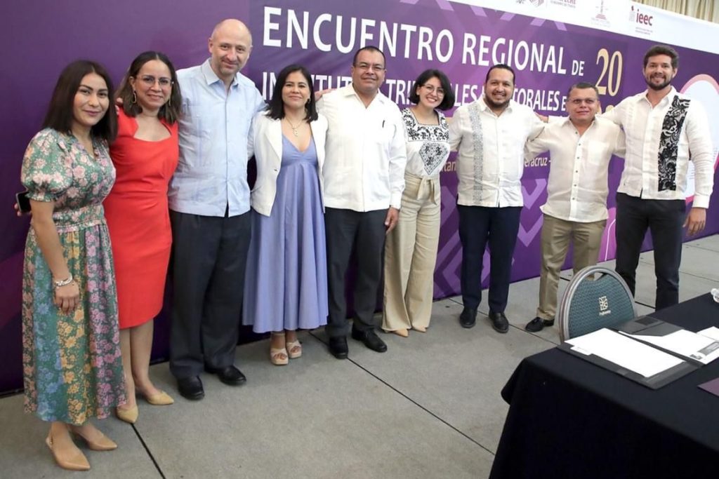 Magistrado Presidente del TEQROO, modera una mesa de trabajo en el Encuentro Regional de Institutos, Tribunales Electorales e INE 2023