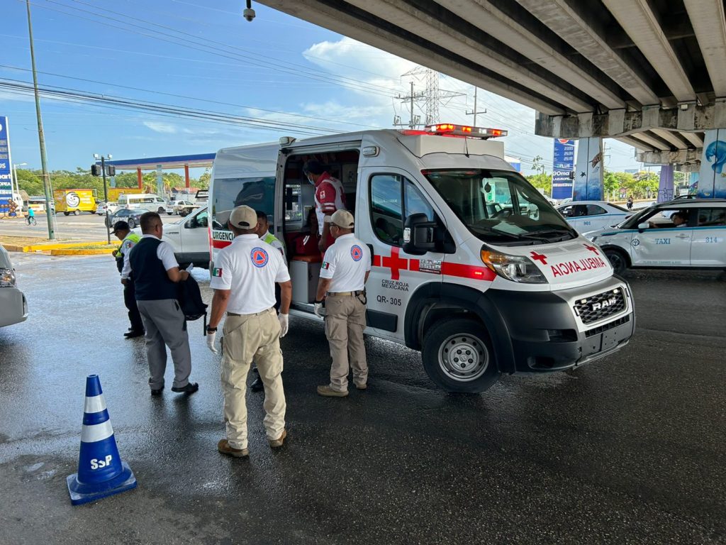 Ignora el rojo y choca con una van turística