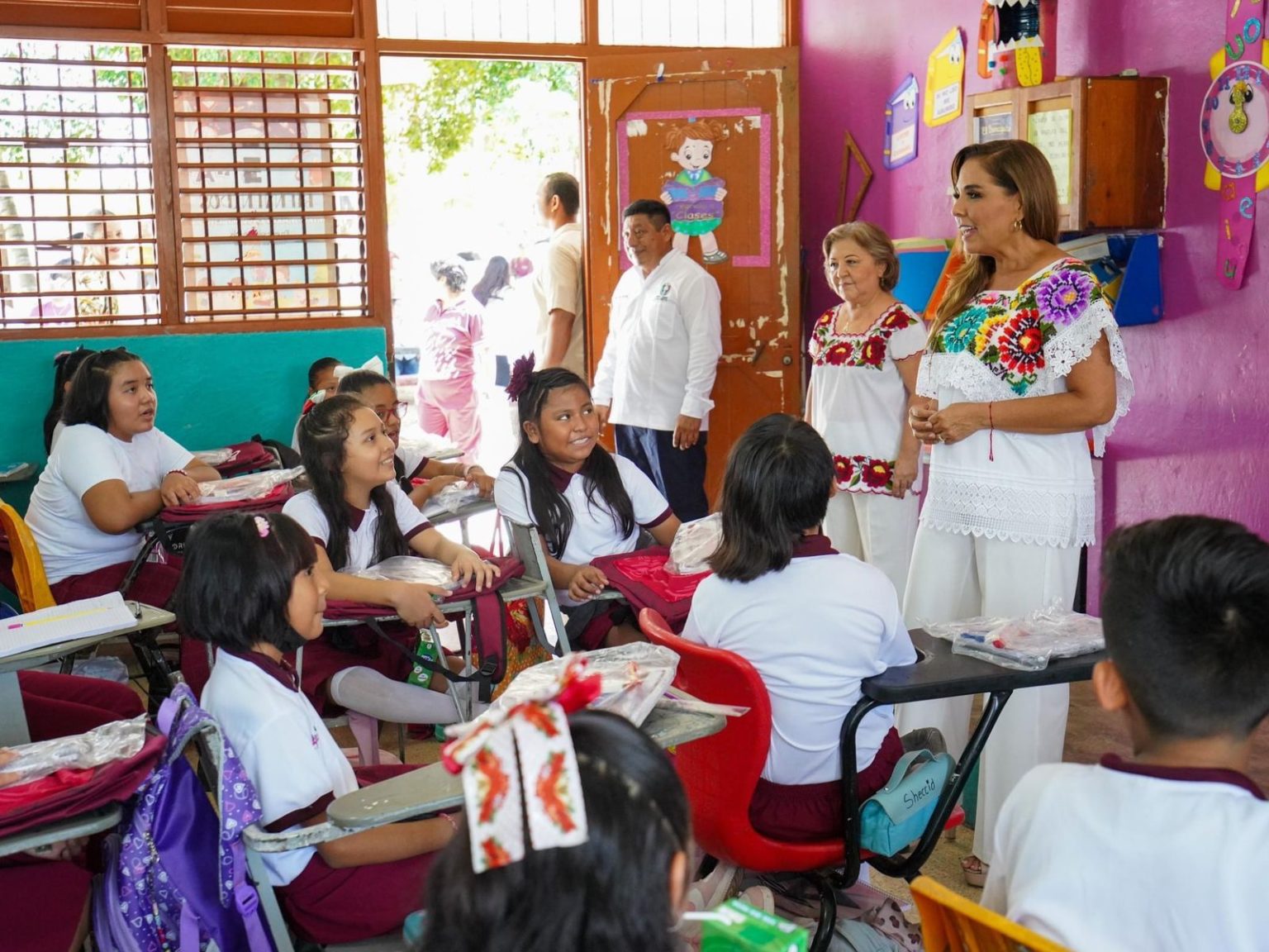 Entrega Mara mochilas y útiles escolares en la zona maya