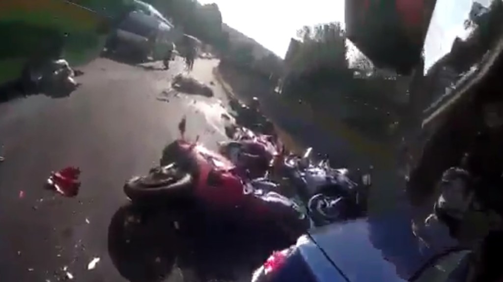 Asaltos, accidentes y narcos hacen de la México-Cuernavaca la "carretera de los horrores" - accidente-de-motociclistas-sobre-la-mexico-cuernavaca