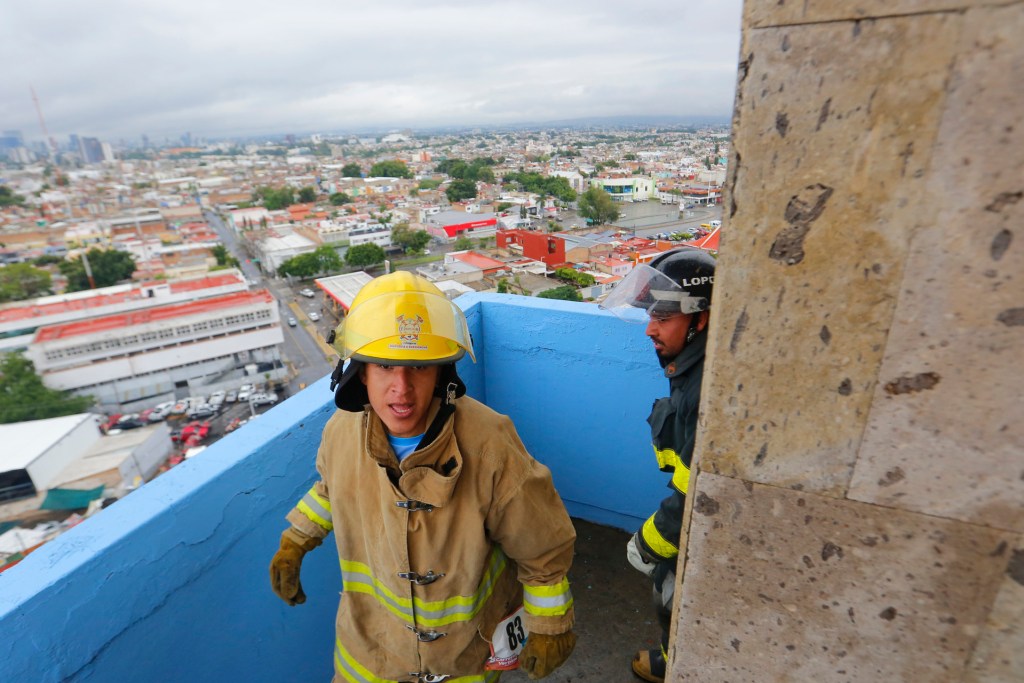 Bomberos mexicanos “alcanzan las alturas” para ayudar a niños con quemaduras graves - bomberos-mexicanos-alcanzan-las-alturas-para-ayudar-a-ninez-con-quemaduras-graves-3-1024x683