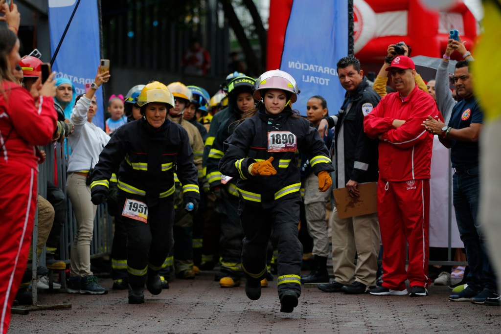 Bomberos mexicanos “alcanzan las alturas” para ayudar a niños con quemaduras graves - bomberos-mexicanos-alcanzan-las-alturas-para-ayudar-a-ninez-con-quemaduras-graves-1024x683