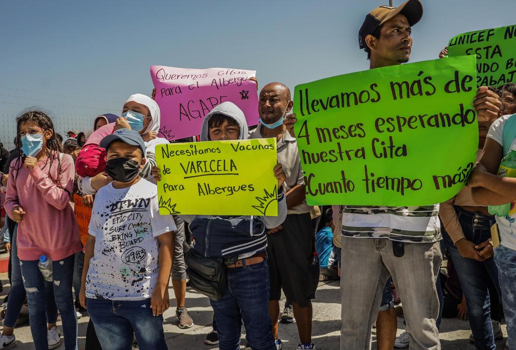 Brote de varicela y falta de vacunas azotan a migrantes al norte de México - protesta-de-migrantes-en-tijuana-por-falta-de-vacunas-y-atencion-contra-la-varicela-1024x695