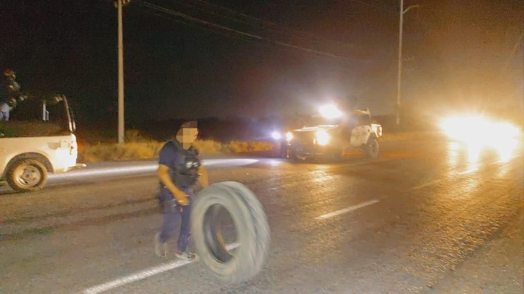 Grupos delictivos desatan enfrentamientos en Tamaulipas - retiro-de-bloqueo-carretero-en-tamaulipas-1024x576