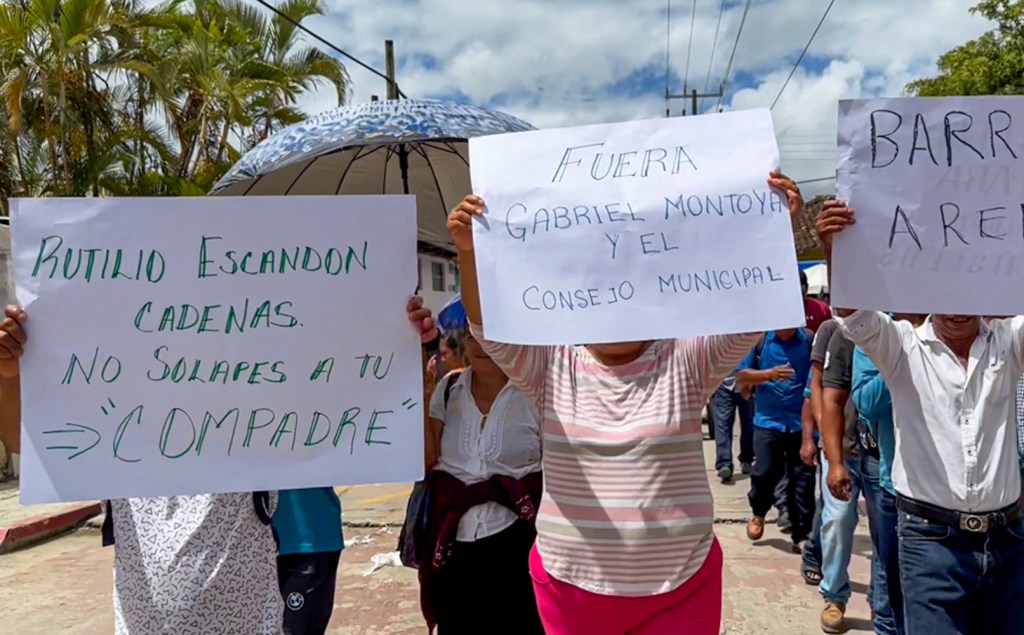 Indígenas piden la desarticulación y desarme de autodefensas en Chiapas - protesta-altamirano-chiapas-1024x635