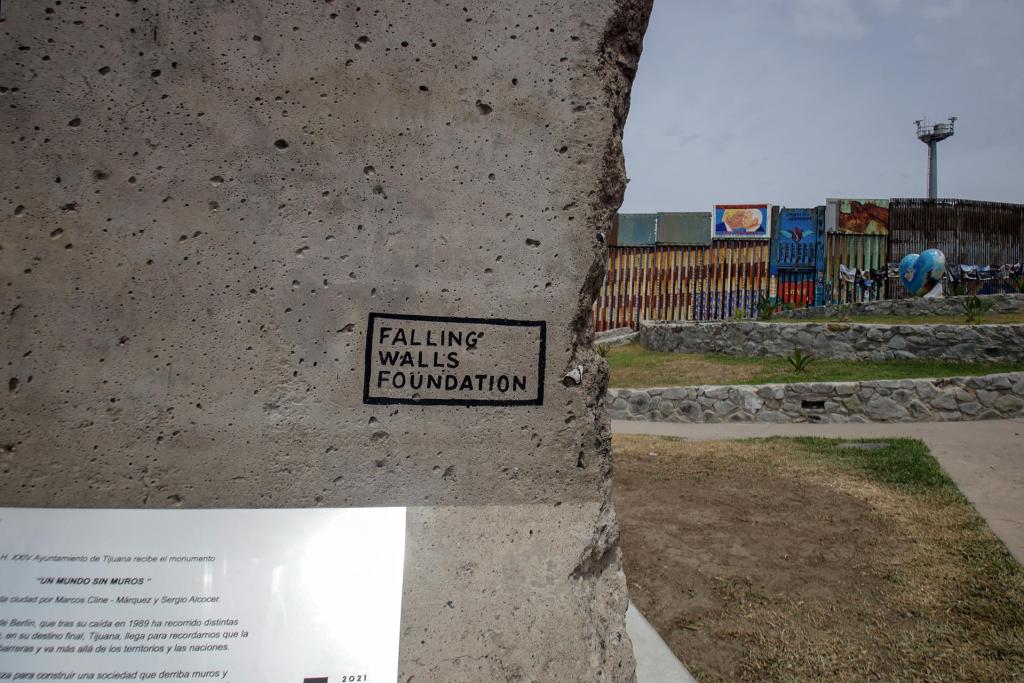 Instalan segmento de muro de Berlín en Tijuana - muro-de-berlin-tijuana-1024x683