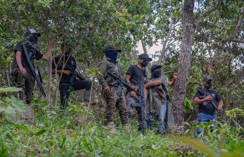 ONG denuncian la persistencia de la guerra en zonas indígenas de Chiapas - el-machete-autodefensas-chiapas-1024x660