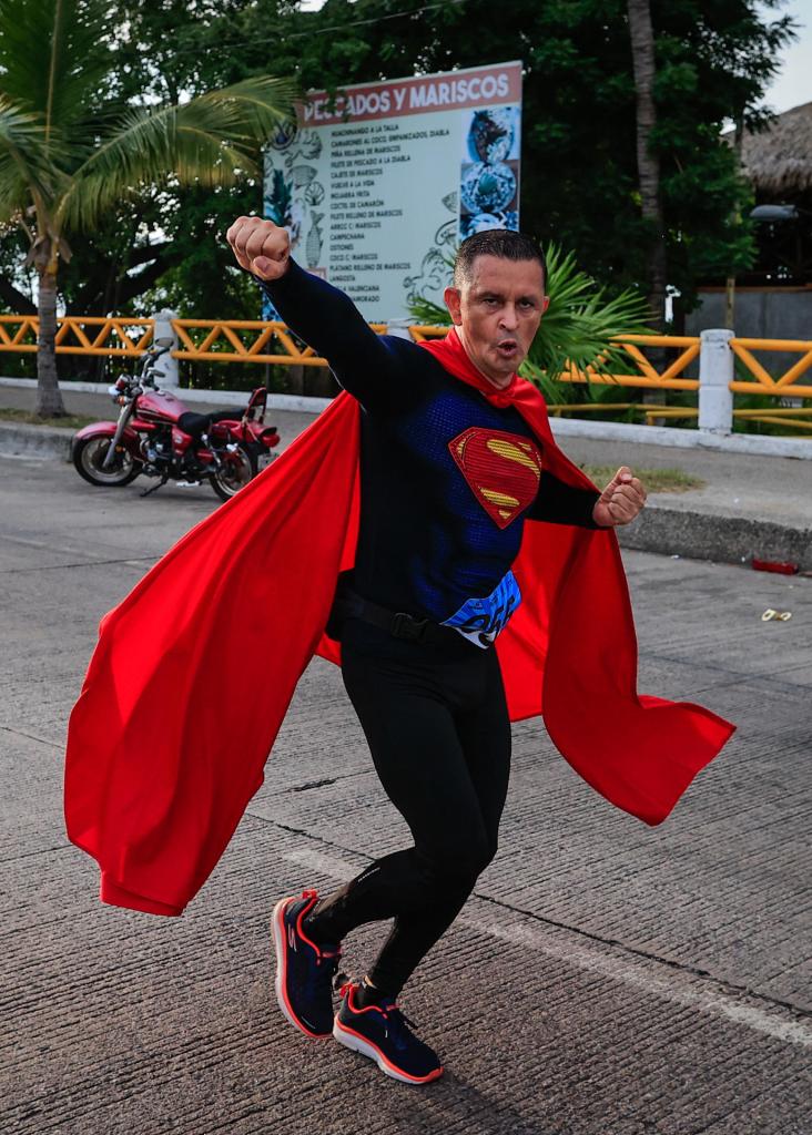 Superhéroes corren en Acapulco para recaudar fondos contra el cáncer infantil - superheroe-en-carrera-heroes-contra-el-cancer-732x1024