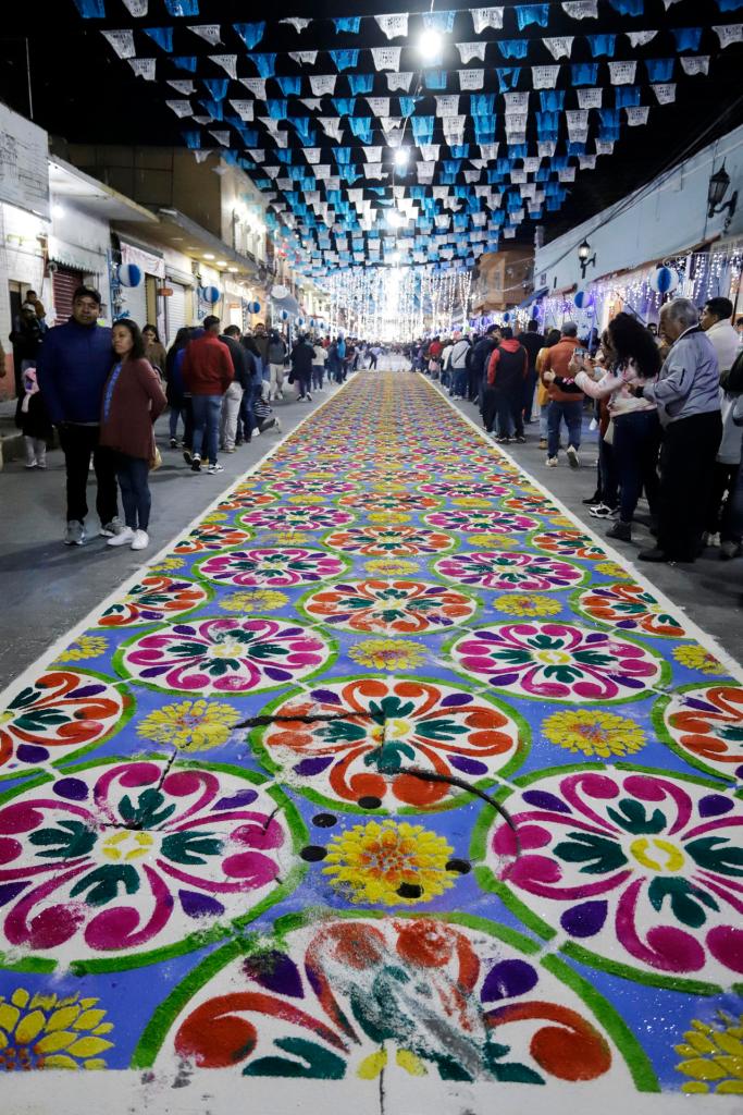 Tapetes de aserrín de hasta 100 metros se despliegan en calles de Huamantla, Tlaxcala - huamantla-tlaxcala-alfombras-2-683x1024