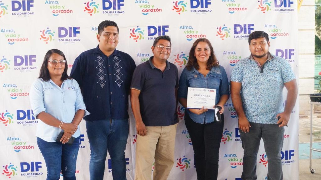 Entrega DIF Solidaridad lentes graduados a familias que más lo necesitan