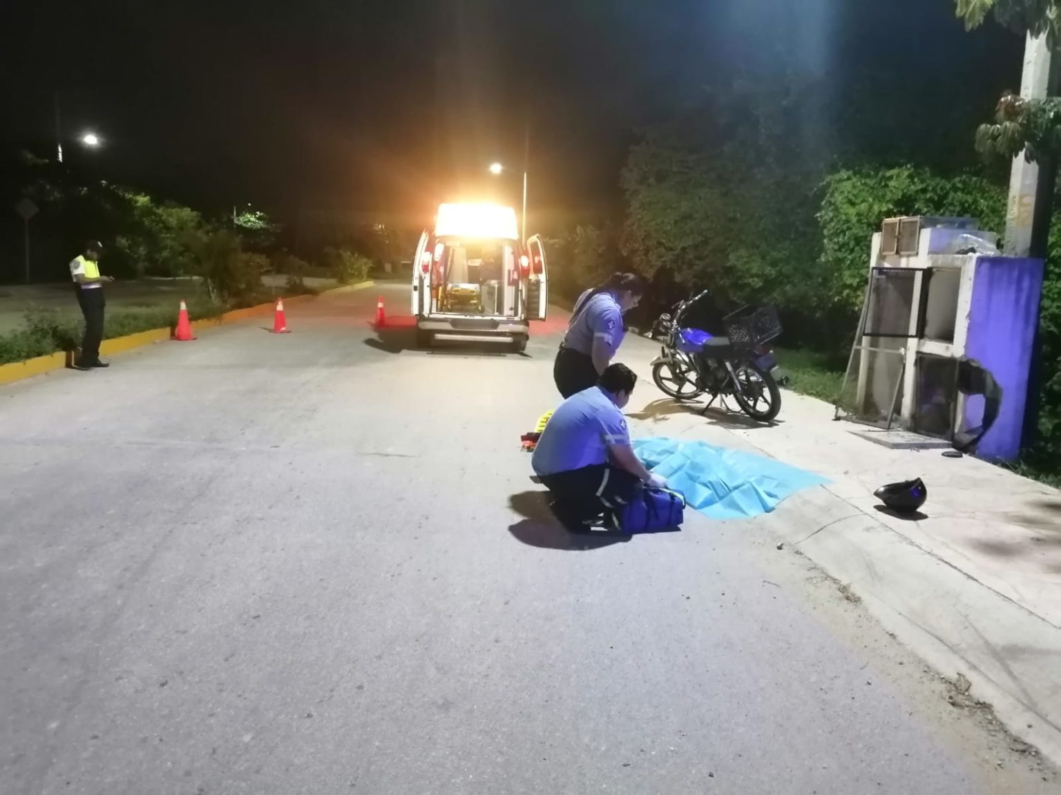 Pierde la vida un motociclista al chocar contra un muro en Puerto Morelos