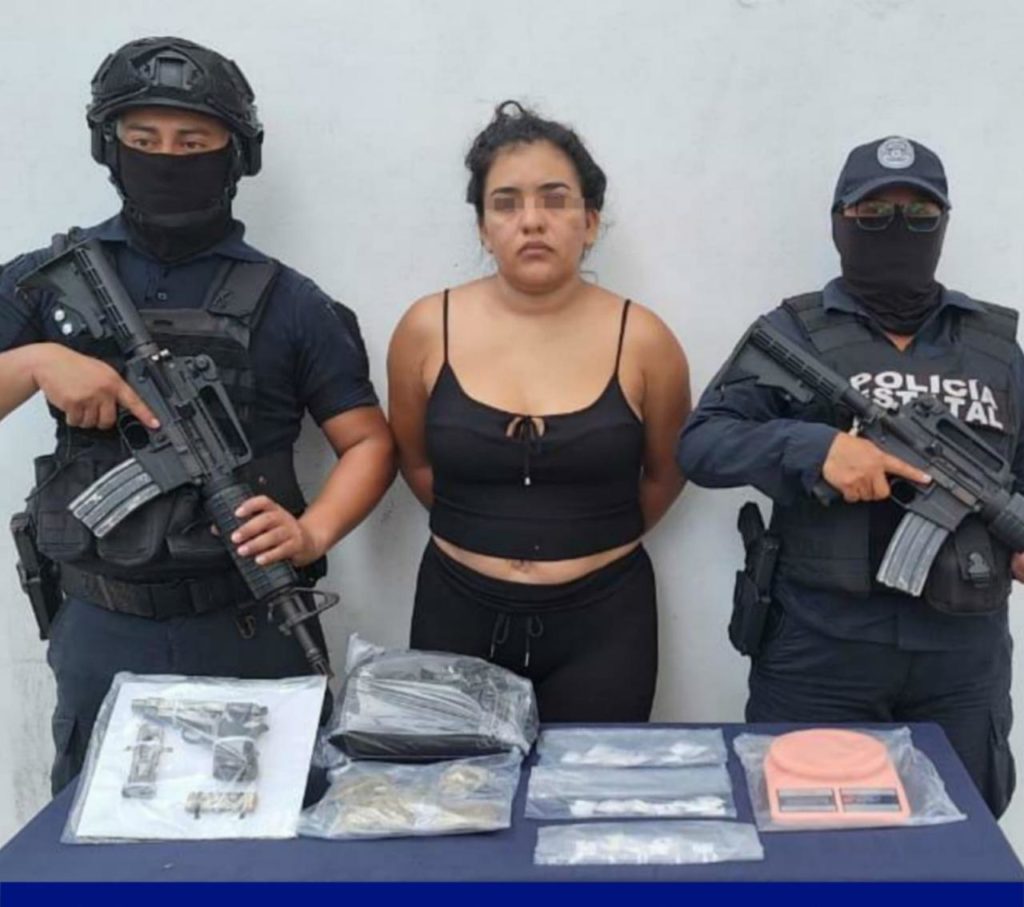 Detienen a mujer con una arma de fuego y drogas en Villas del Sol