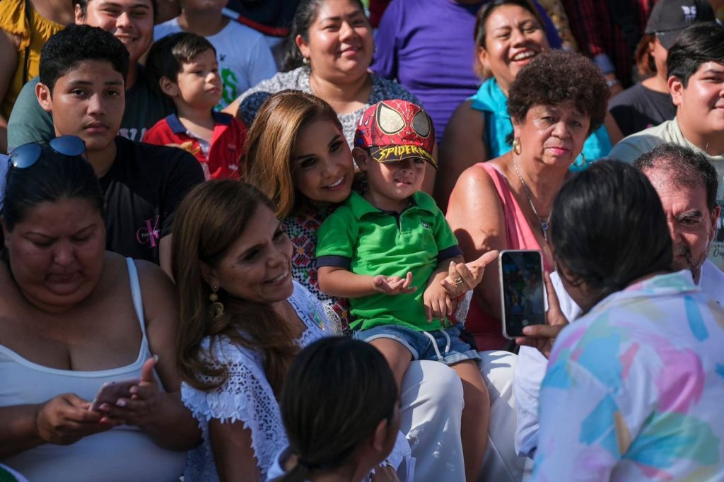 Preside Mara Lezama con el pueblo el desfile cívico militar