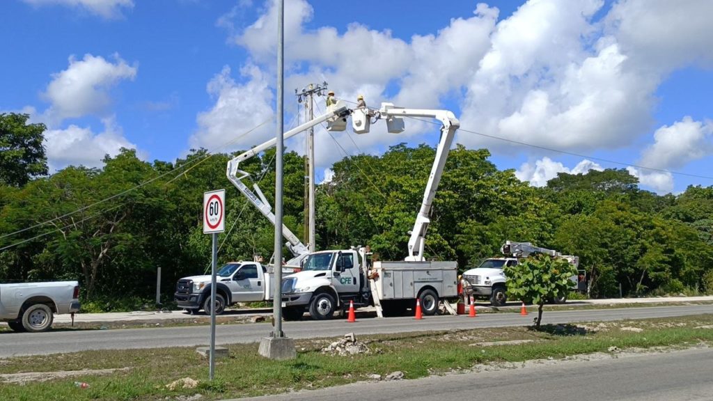 Instala CFE cableado aéreo en Playa del Carmen para ver si así mejora el servicio