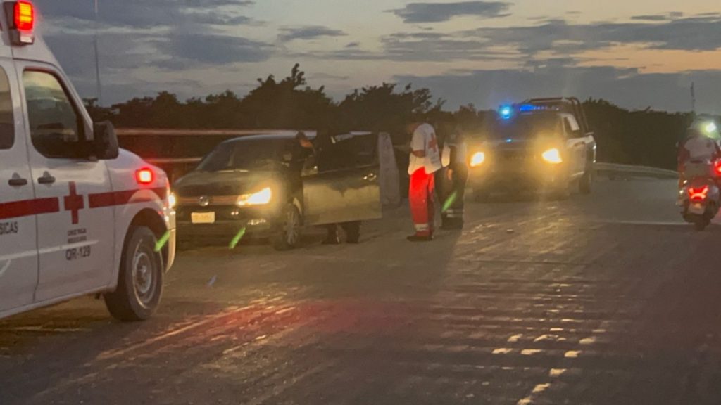 Se para a la orilla del puente vehicular porque termina con el novio