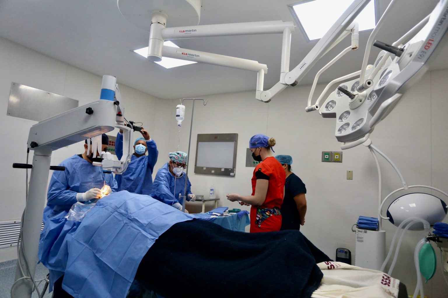 Mara Lezama cambia la vida de las personas con programa de cirugía de cataratas