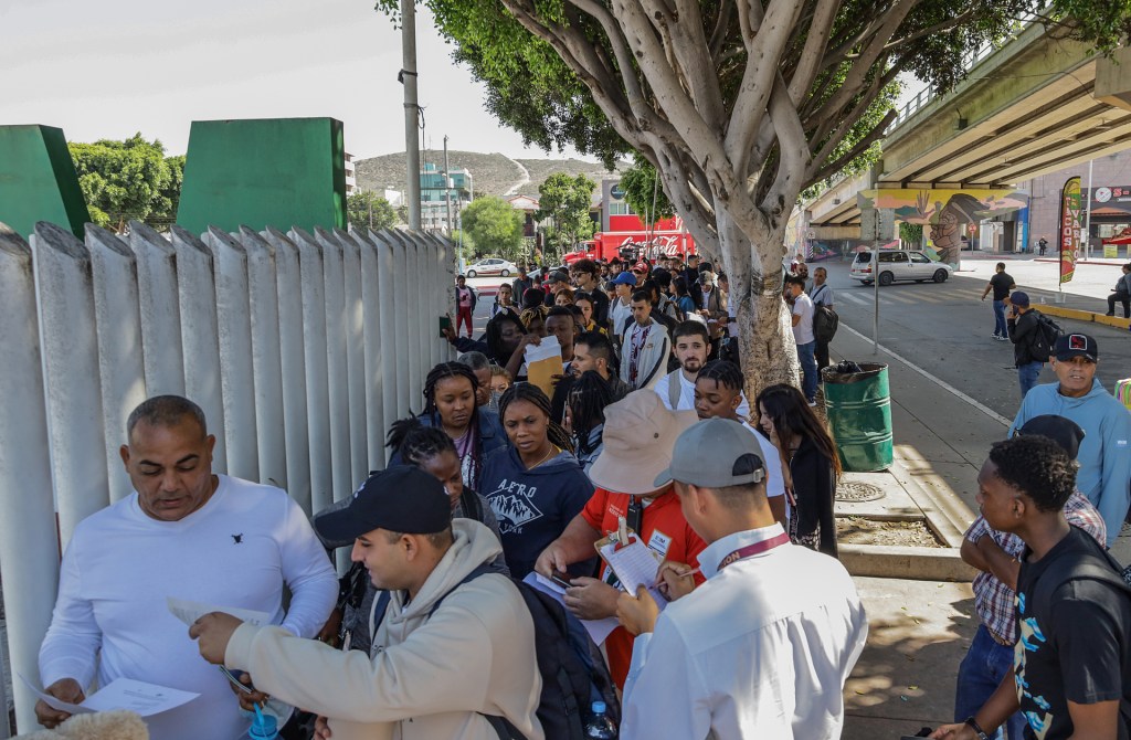 Activistas denuncian que el cierre de garita 'El Chaparral' estigmatiza a los migrantes - activistas-denuncian-que-el-cierre-de-garita-el-chaparral-estigmatiza-a-los-migrantes-1024x670