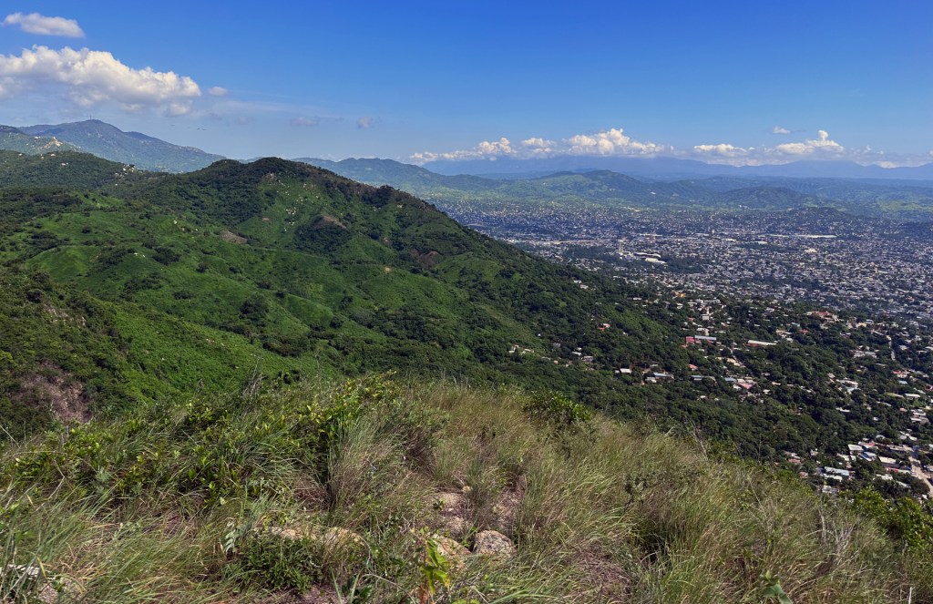 Arqueólogos aficionados resguardan ciudad prehispánica en balneario mexicano de Acapulco - acapulco3-1024x663