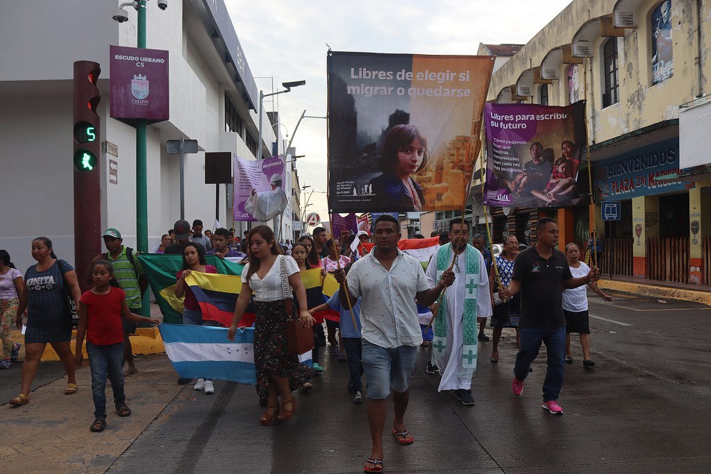 Con procesión en Chiapas, migrantes piden que se regule su tránsito a Estados Unidos - con-procesion-en-chiapas-migrantes-piden-que-se-regule-su-transito-a-estados-unidos-2-1024x683