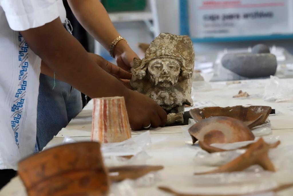 Descubren 11 entierros humanos, mil piezas y un petrograbado en Puebla - puebla-entierros-san-andres-cholula-2-1024x683