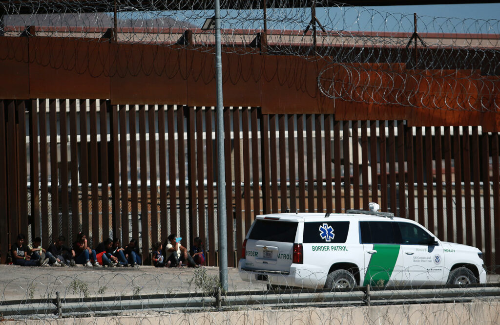 Nueva ola migratoria enciende alertas en Ciudad Juárez - migrantes-en-frontera-entre-mexico-y-eeuu-1024x665