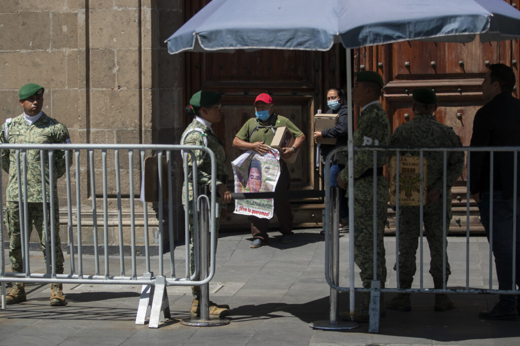 Padres de normalistas desaparecidos de Ayotzinapa exigen a AMLO que no encubra al Ejército - padres-de-normalistas-desaparecidos-de-ayotzinapa-exigen-a-amlo-que-no-encubra-al-ejercito-1024x683