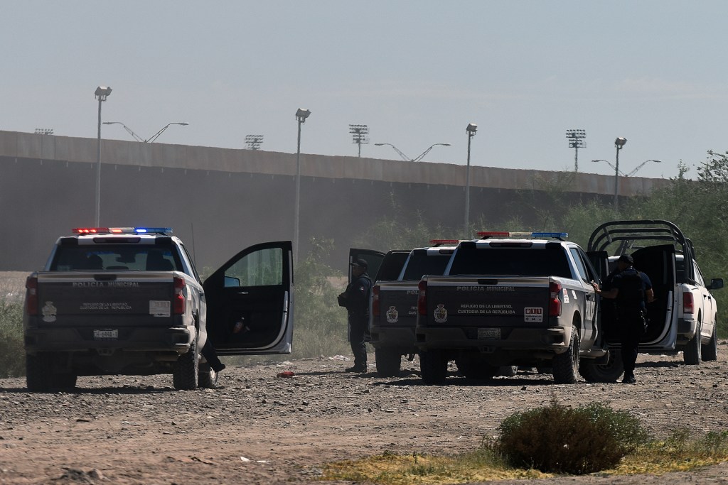 Policías “espantan” a migrantes en Ciudad Juárez - policias-espantan-a-migrantes-en-ciudad-juarez-3-1024x683