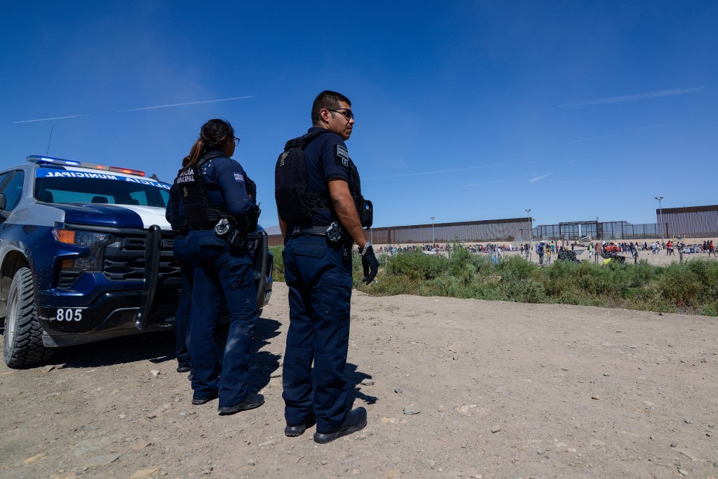 Policías “espantan” a migrantes en Ciudad Juárez - policias-espantan-a-migrantes-en-ciudad-juarez-2-1024x683