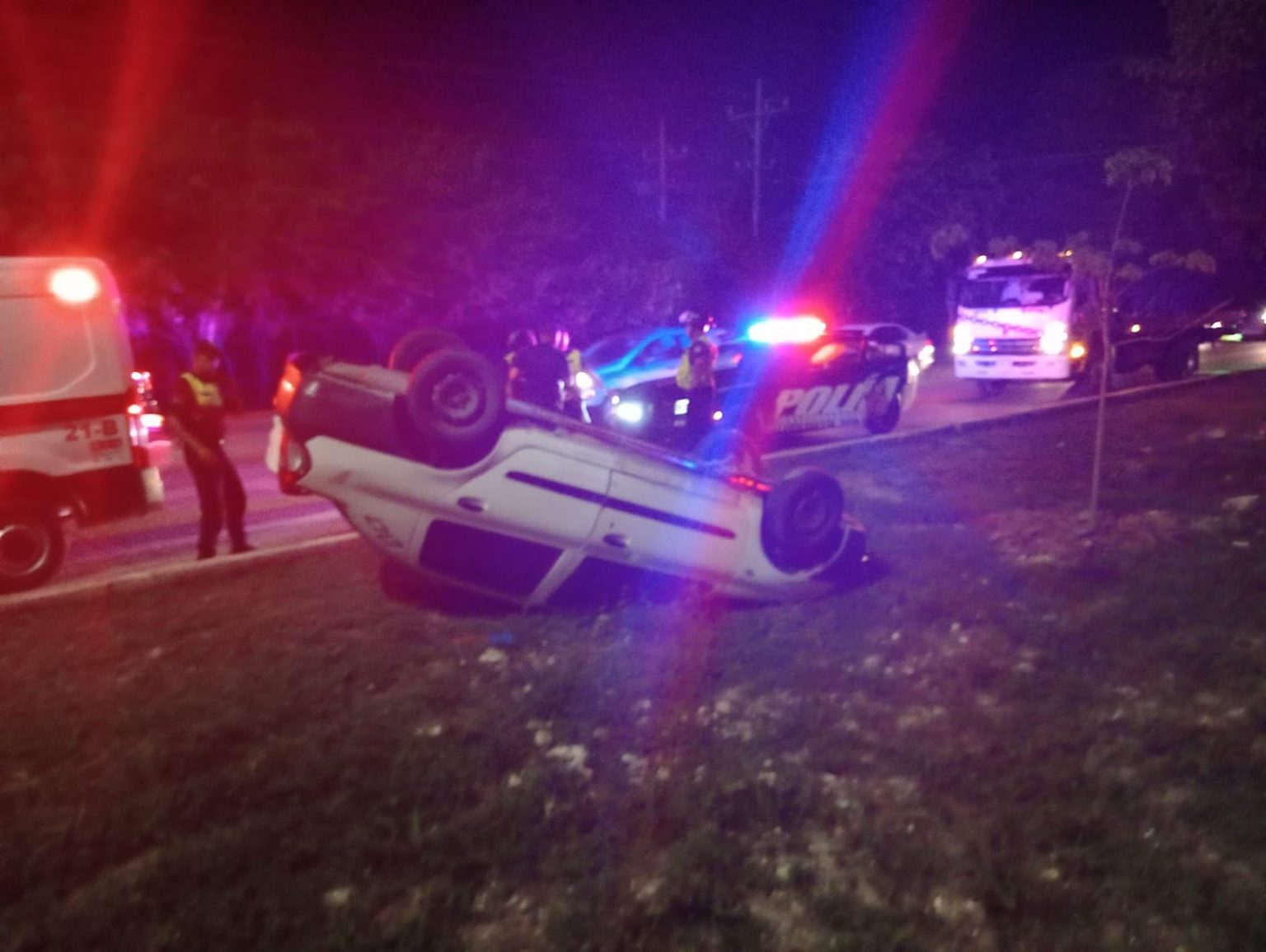Borracho pierde el control de su auto y lo deja llanta “pa´arriba”