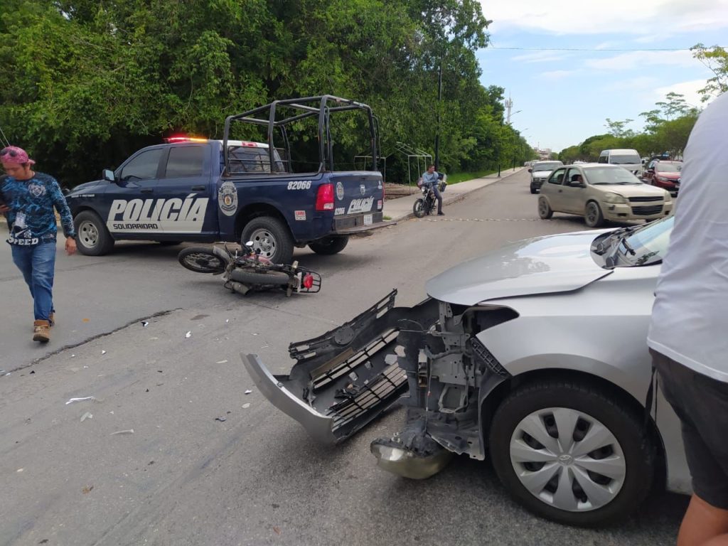 Arrolla conductora a un motociclista y lo deja con la pierna fracturada