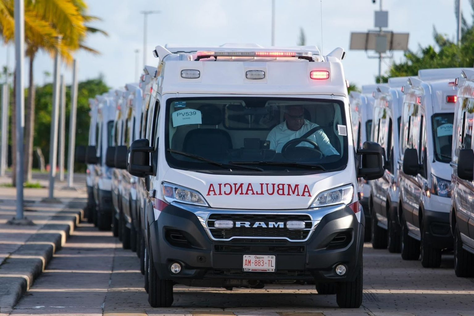 Entrega Mara Lezama 30 ambulancias para el servicio de salud en Cancún