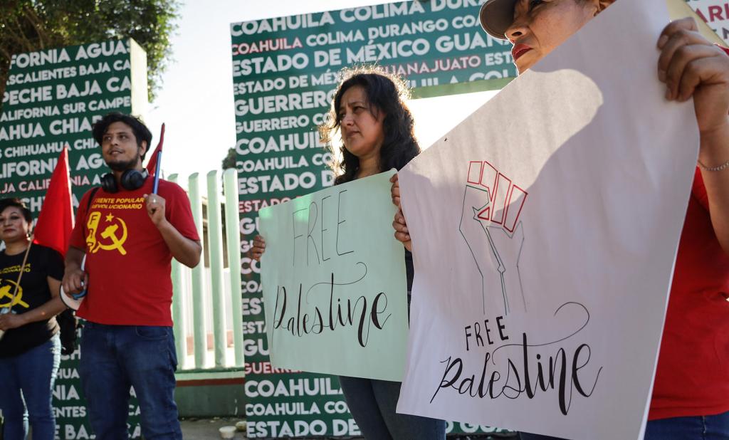 Activistas y migrantes protestan a favor de Palestina en la frontera de México con EE.UU. - manifestacion-en-tijuana-a-favor-de-los-palestinos-1024x618