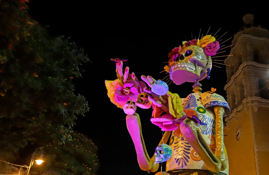 Atlixco instala calaveras gigantes para festejar el Día de Muertos. Foto de EFE