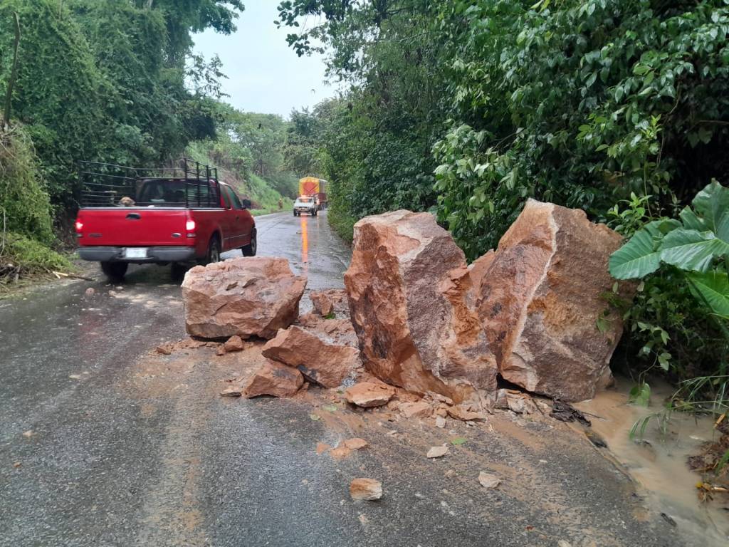 Cierran a la navegación los puertos de Alvarado, Tuxpan y Veracruz por lluvias - deslave-en-veraruz-por-frente-frio-6-1024x768