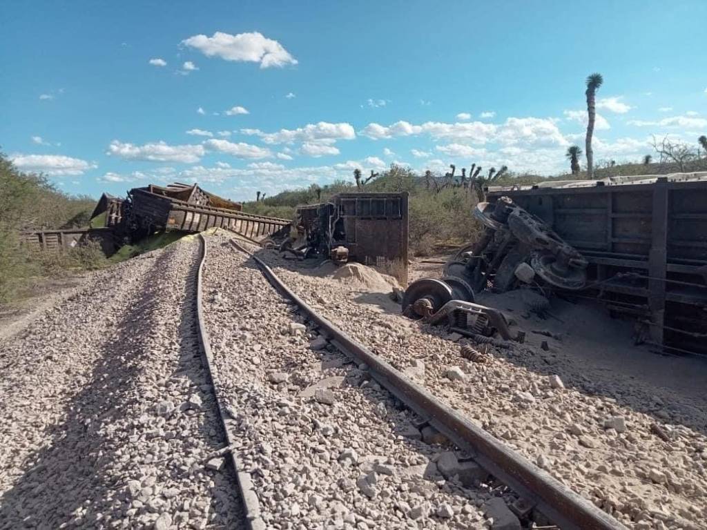 Descarrila en SLP tren con químicos tóxicos; pobladores reportan olores fétidos - descarrilamiento-de-tren-con-productos-toxicos-en-cardenas-slp-1024x768