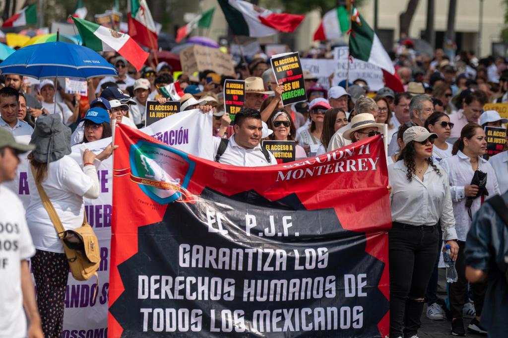 Exigen en 20 ciudades no extinguir fideicomisos del Poder Judicial - marcha-en-defensa-del-poder-judicial-en-monterrey-1024x681