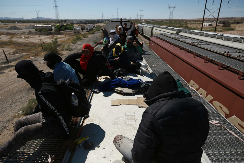 Migrantes desafían los operativos en los trenes de México para llegar a EE.UU. - migrantes-en-tren-para-llegar-a-eeuu-1024x683