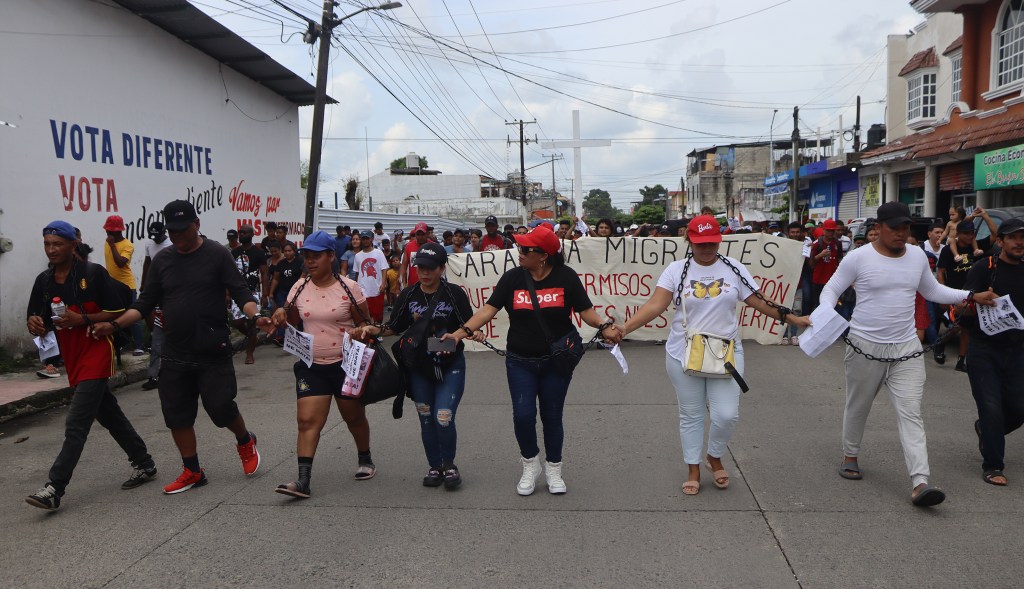 Migrantes protestan con un ataúd y las manos encadenadas en Tapachula - migrantes-protestas-1024x589