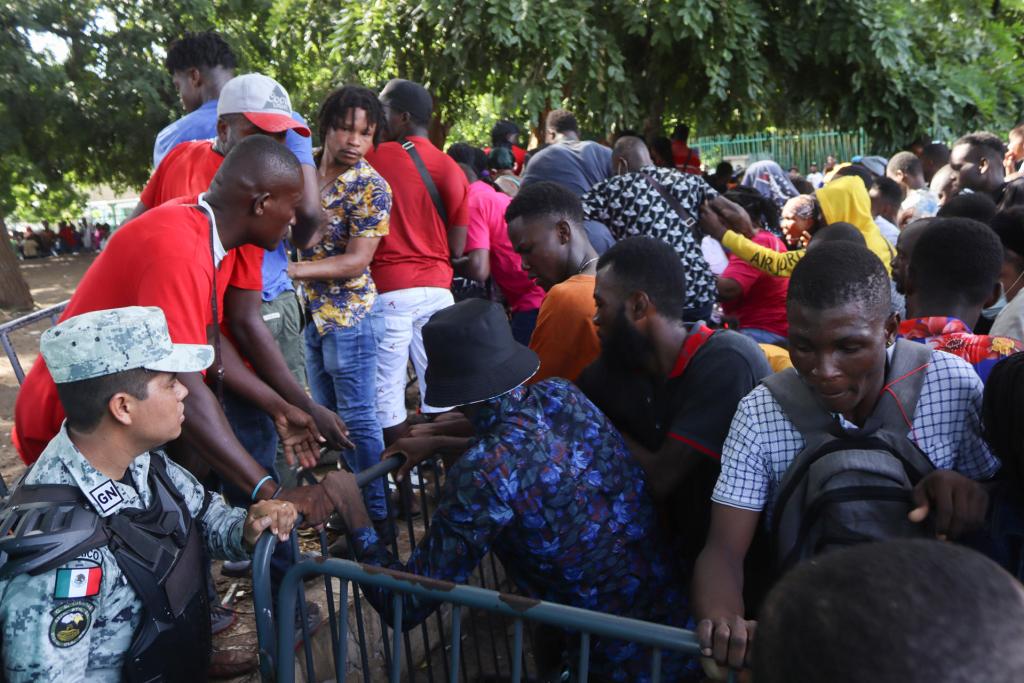 Peticiones de asilo caen 50 % en la frontera sur tras ola migratoria - afluencia-de-migrantes-en-chiapas-para-regularizar-documentos-migratorios-1024x683