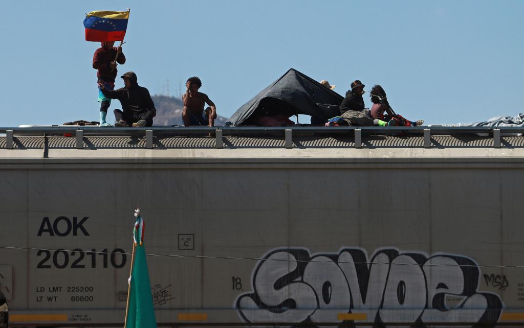 Venezolanos permanecen en el norte de México con temor de que EE.UU. los deporte - migrantes-venezolanos-a-bordo-de-la-bestia-en-ciudad-juarez-chihuahua-1024x642