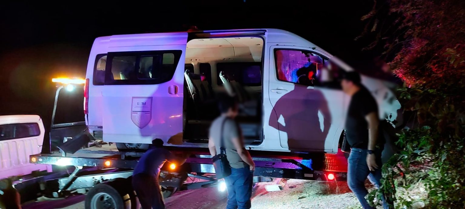 Salían del aeropuerto de Cancún los elemento de Migración levantados; rescatan a 3 mujeres y 4 hombres