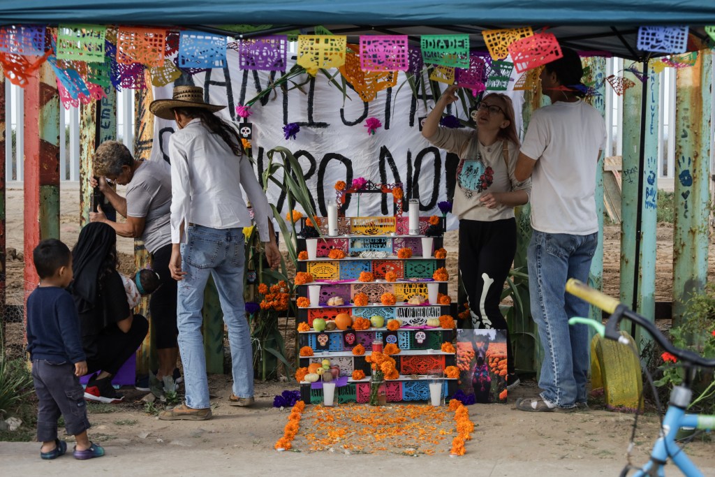 Activistas colocan ofrenda en muro fronterizo México-EE.UU. en honor a migrantes muertos - activistas-dia-de-muertos1-1024x683